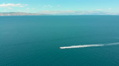 Barco que viaja por las aguas del mar Adriático y azul del océano. Vista aérea