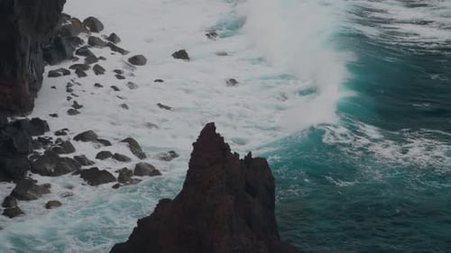 Ondas batendo nas rochas durante uma tempestade Madeira Portugal