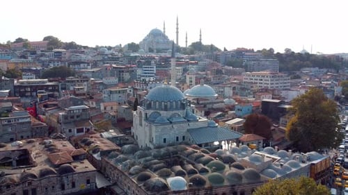 Vue par drone du quartier Eminonu Yeni Cami d'Istanbul en Turquie ou de la nouvelle mosquée.