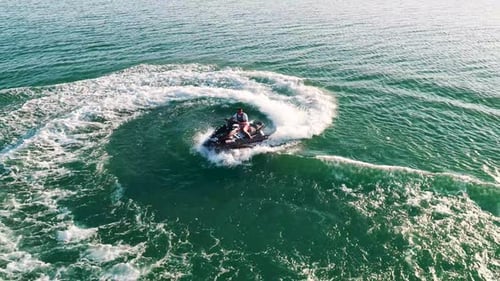 Luftvideo der abgelegenen Jetski-Aktion an Flüssen und Küsten