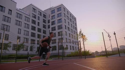 Erfolgreicher Versuch, ein Tor im Basketballkorb zu schießen. Junger Mann spielt