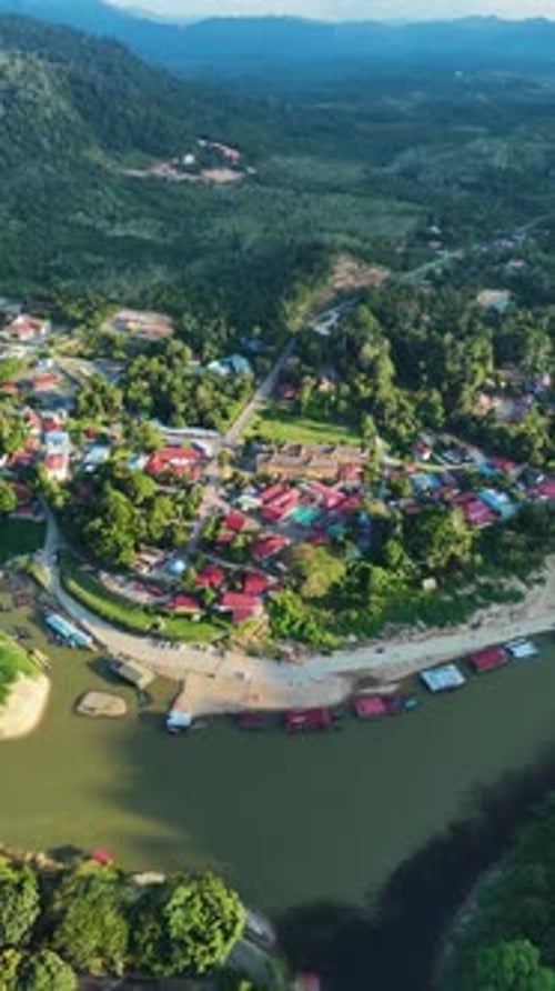 Drone filmé en orbite verticale de Kuala Tahan, un village malaisien au bord de la rivière Tembeling à Taman Negara.