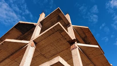 Subiendo a la parte superior de la estructura en construcción. La armadura metálica sobresale del techo.