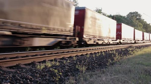 O
trem passa em uma ferrovia alemã em Guenzburg, Alemanha. Filmado perto da linha férrea a
