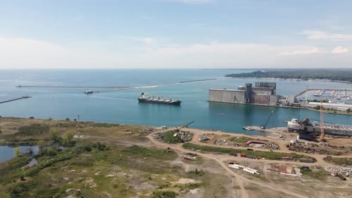 Vista aérea del puerto industrial de Port Colborne en el área de Nickel Beach, Ontario, Canadá, barco