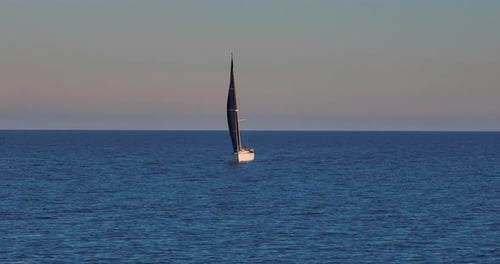 Yacht à voile moderne blanc dans une eau bleue chaude Une vue depuis un Drone d'un navire avec une voile labourant le