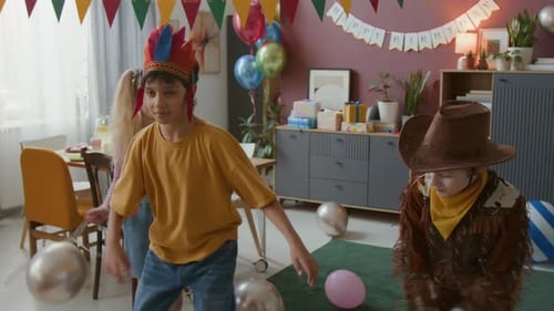 Crianças dançando energicamente durante a festa de aniversário