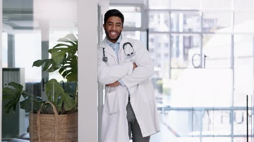 Gesicht, Mann und glücklicher Arzt mit verschränkten Armen im Krankenhaus, Motivation und Vertrauen