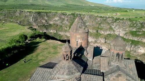 Vidéo par drone haute définition 4k de la magnifique église de Saghmosavank - Arménie