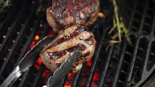 el chef prepara deliciosas carnes en el restaurante