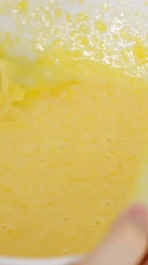 Mezcla de yema de huevo con azúcar en polvo para preparar postres de tiramisú