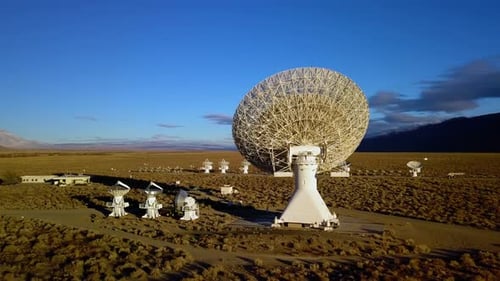 Vista aérea: matrices de diversidad de frecuencia, transmisión de señales de pulso al espacio: vueltas en círculos, tiro con un Zumbido