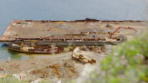 Alter rostiger Bootsschrotplatz am Meer. Schwenken (mittlere Einstellung
)