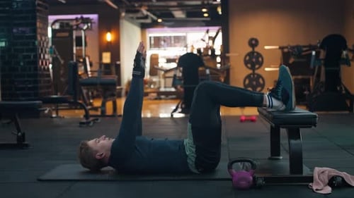 Man doing ab training and crunches in the gym