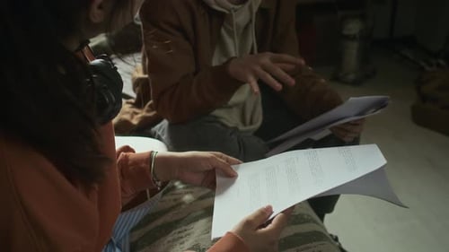 Un gars de la génération Z discute du scénario d'un film avec un camarade de groupe dans un dortoir