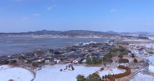 Vista aérea da vila de Snowy Jupo Hanok e da estrada costeira de Hampyeong