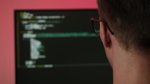 Programador de negócios de TI de tecnologia da informação desenvolvendo novo aplicativo, software digital, aplicativo móvel