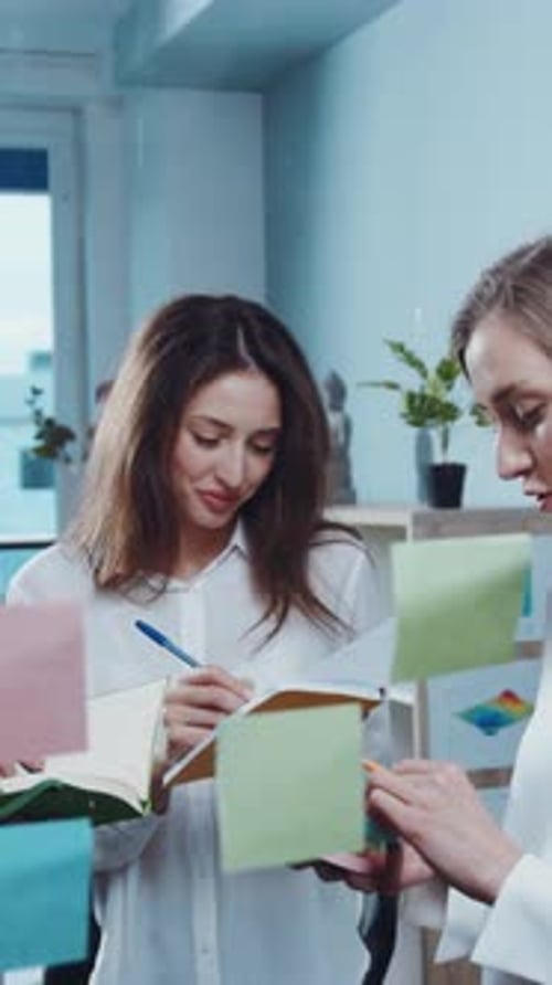 O trabalho em equipe colaborativo em um ambiente de escritório brilhante e convidativo é essencial para o sucesso