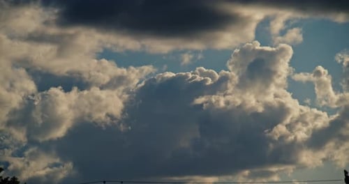 Zeitrafferwolken bei Sonnenuntergang