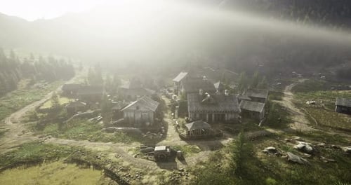 Village rustique niché dans les montagnes à la lumière du petit matin