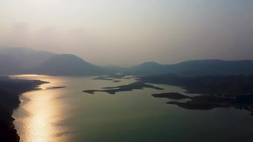 lac immaculé à la lisière de forêts de montagne, prises de vue aériennes en soirée, une vidéo est prise au lac Umiyam