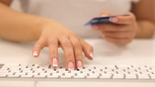 Niña paga en línea ingresando datos a través de la computadora a cámara lenta