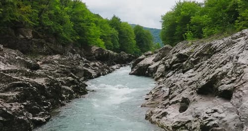 Luftbild von Mountain River und Road