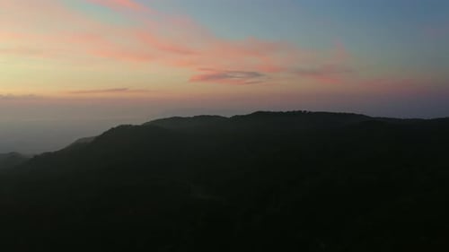 Europäische Berg-Orange-Silhouette bei Sonnenuntergang Luftaufnahme