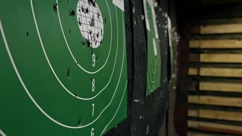 Primer plano en un campo de tiro profesional, alcance el objetivo del impacto, tiro profesional