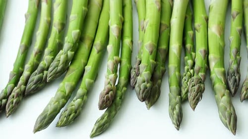 Frischer Spargel officinalis auf weißem Hintergrund