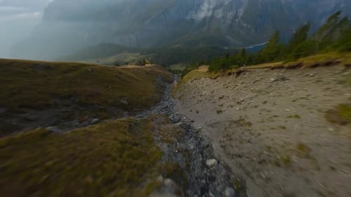 Manövrierfähiger FPV-Flug über die Bergkette in den Schweizer Alpen