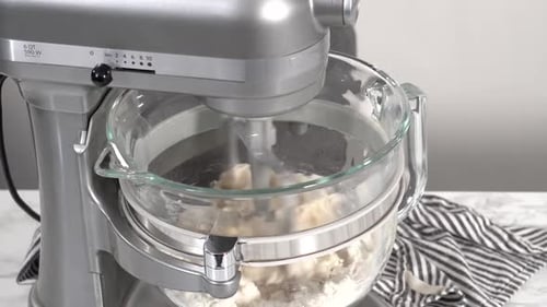 Schritt für Schritt Zutaten im Küchenmixer mischen, um hausgemachte Brioche-Brötchen zu backen