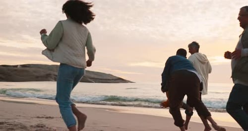 Jugar, playa y una gran familia corriendo de vacaciones o vacaciones al aire libre juntos, creando lazos afectivos