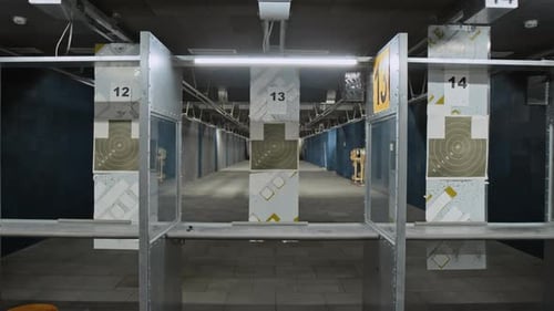 Puesto de tiro y objetivo en un centro de entrenamiento insonorizado antes de la práctica