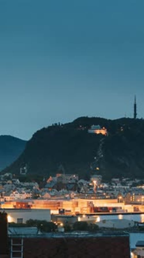 Alesund, Norvège : incroyable ciel Théâtral naturel aux couleurs chaudes au-dessus des îles d'Alesund au coucher du soleil