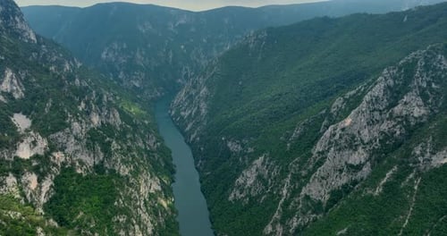 Ein Fluss fließt durch eine Schlucht. Die Luftaufnahme einer Schlucht zeigt grüne Bäume und Felsformationen.