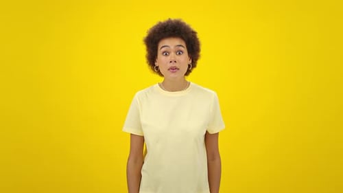 Versaute Afroamerikanerin springt zum Glück
