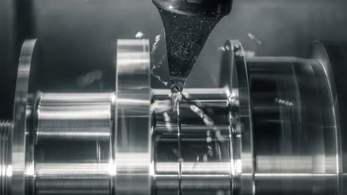 CNC-Fräsmaschine für Metallbearbeitung. Schneiden von Metall, moderne Verarbeitungstechnologie.