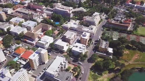 4K-Videomaterial einer Stadt neben einem Park