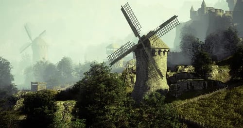 Windmühlen stehen hoch in einer nebligen Landschaft, umgeben von üppigem Grün