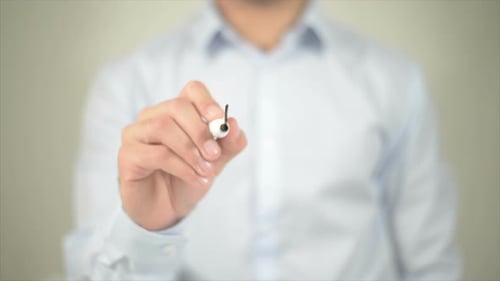 Kostenlose App Man schreibt auf transparentem Bildschirm
