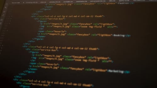 Le développeur parcourt le code HTML sur l'écran de l'ordinateur. Code de programmation de défilement de code de page Web HTML