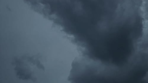 Dramatisch dunkle Gewitterwolken füllen den Himmel und schaffen eine stimmungsvolle, bewölkte Atmosphäre mit unterschiedlichen Farbtönen o