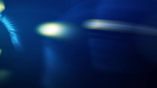 Rayons brisés brillants entrelacés, fond bleu foncé