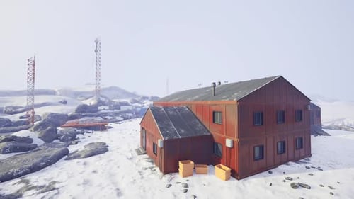 Ferngesteuerte Forschungsinstallation unter bewölktem Winterhimmel