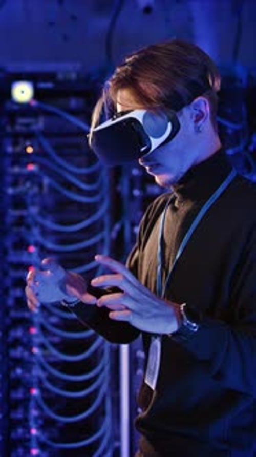 Mann mit Virtual-Reality-Headset in einem Serverraum. Vertikal