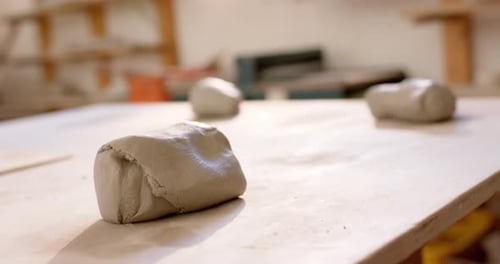 Lehm liegt auf dem Schreibtisch im Töpferstudio