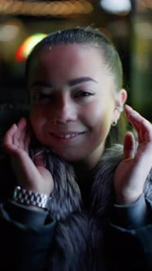Femme souriante avec fausse fourrure en soirée