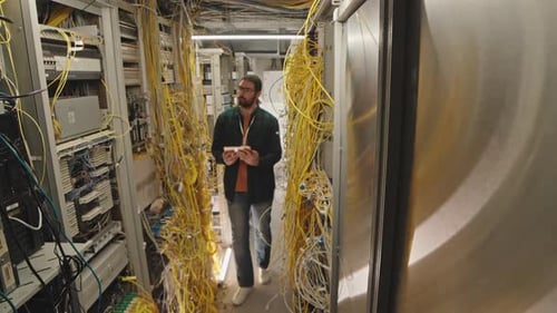 Serverraum-Manager, der die Arbeit von Supercomputern steuert