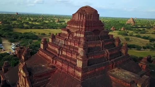Vue aérienne panoramique du paysage des pagodes des temples à Bagan, au Myanmar